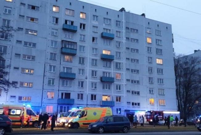 VS.lv: Evakuācija daudzstāvu mājā Rīgā; deg miskastes!