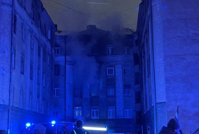 VS.lv: Piecstāvu mājā Rīgā izcēlies ugunsgrēks
