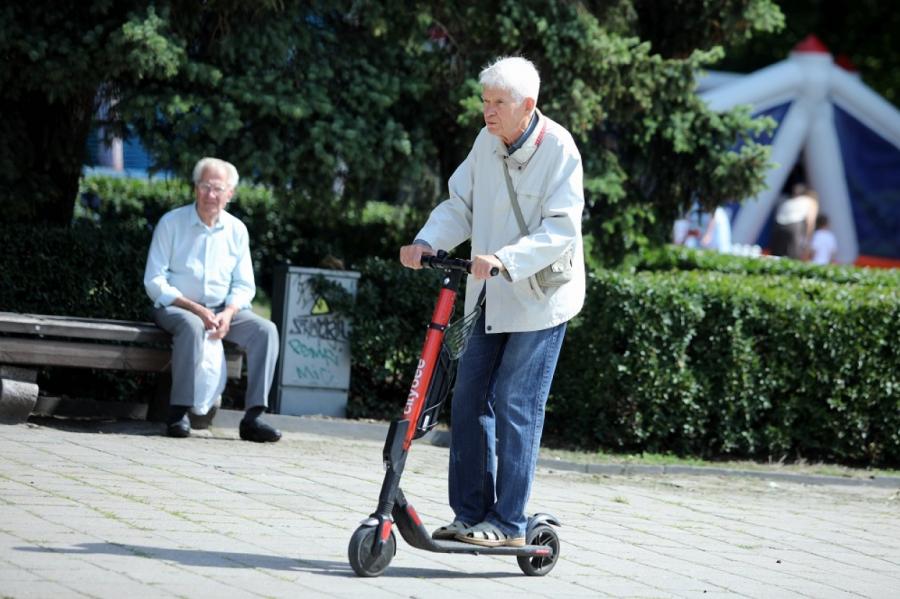 Ir noteikts, kam būs atļauts braukt ar elektroskrejriteņi