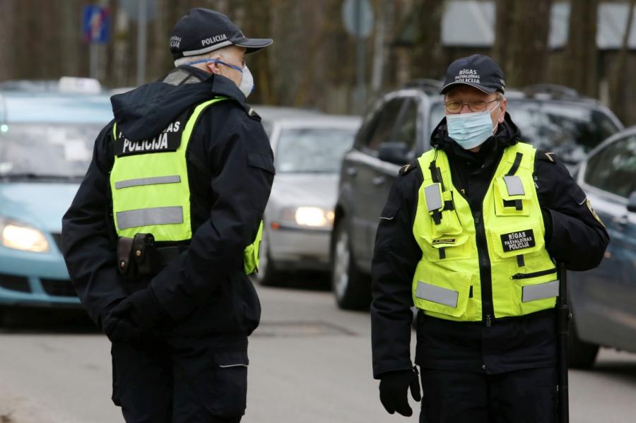Policija: komandantstundas ievērošanas kontrolei pievērsīsimies ļoti rūpīgi