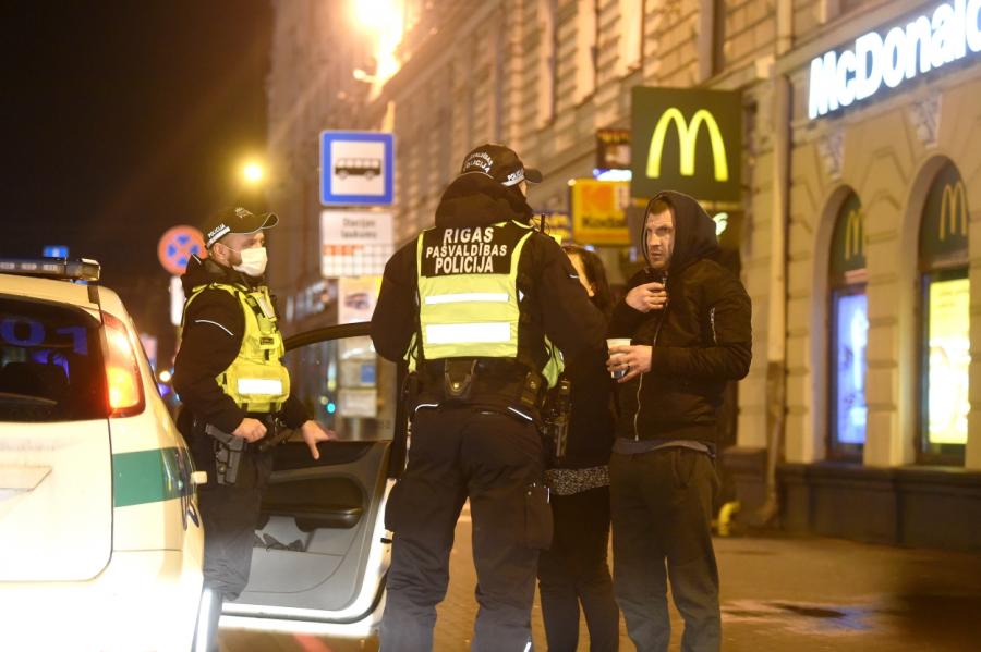 Valdība apsver iespēju atteikties no komandantstundas