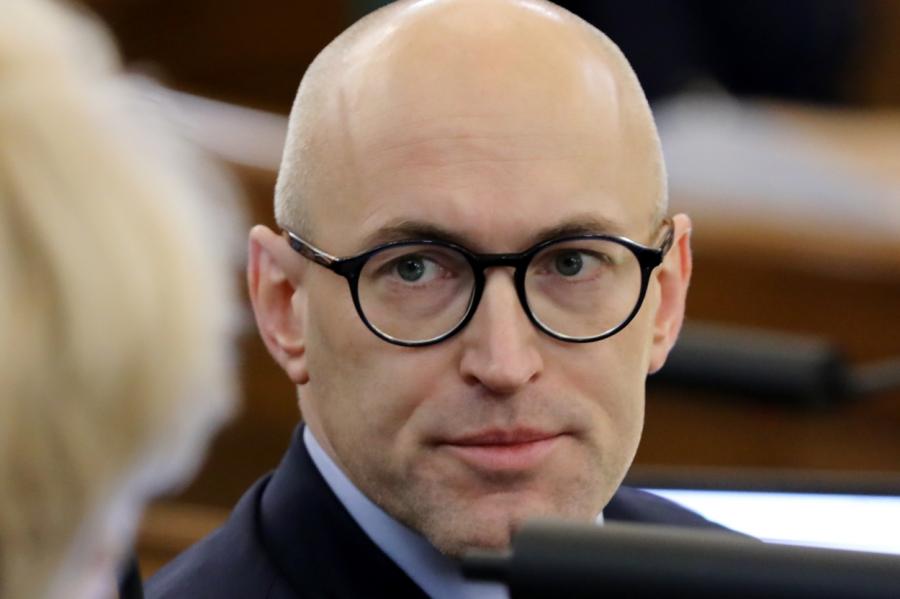 Pavļuts atbalsta matu griešanu mežā