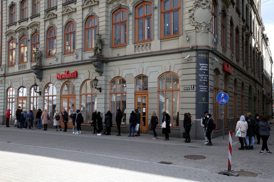Pie atkal strādāt sākušiem veikaliem veidojas garas rindas