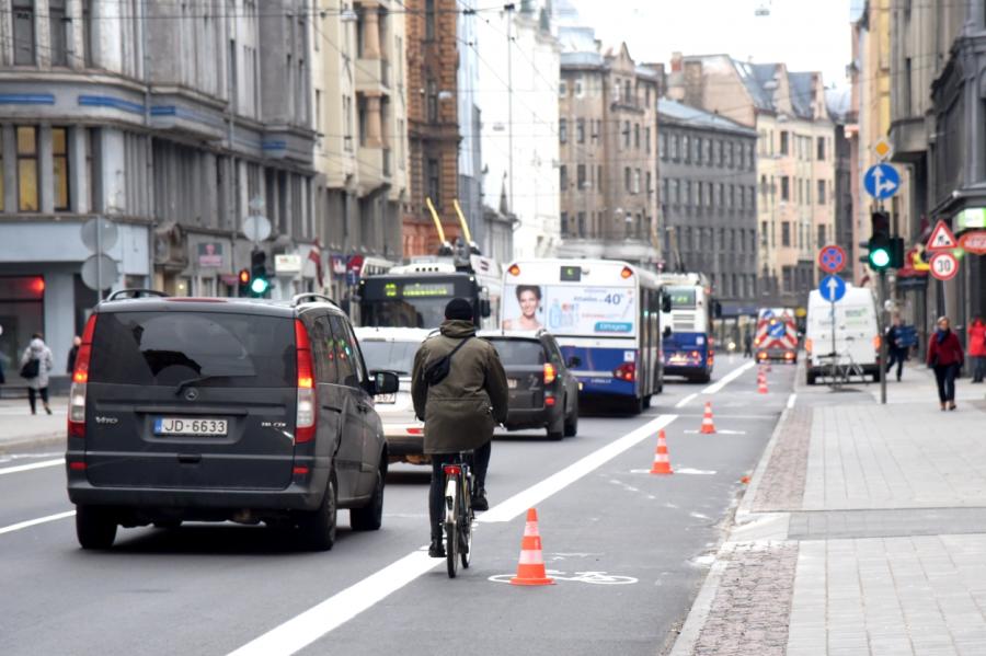 Čaka ielā saglabās tikai vienu velojoslu