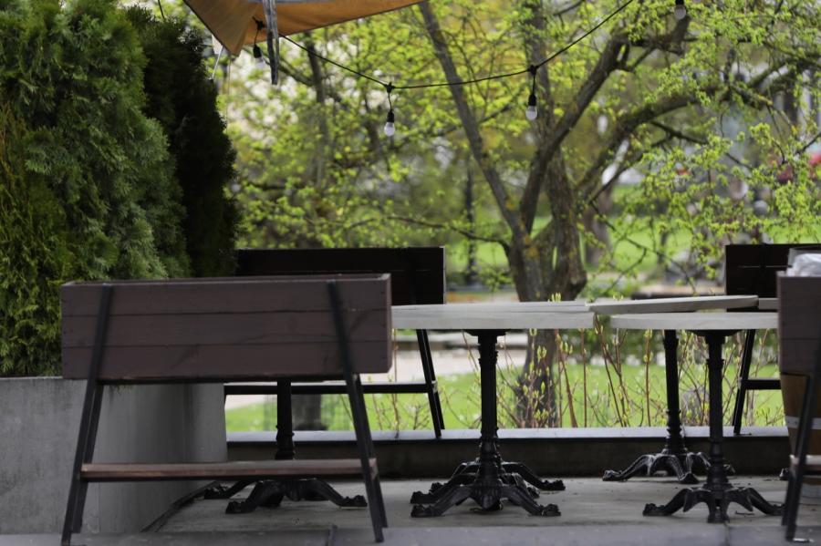 Ēdināšanas vietās ēdienu varēs izsniegt tikai līdzņemšanai