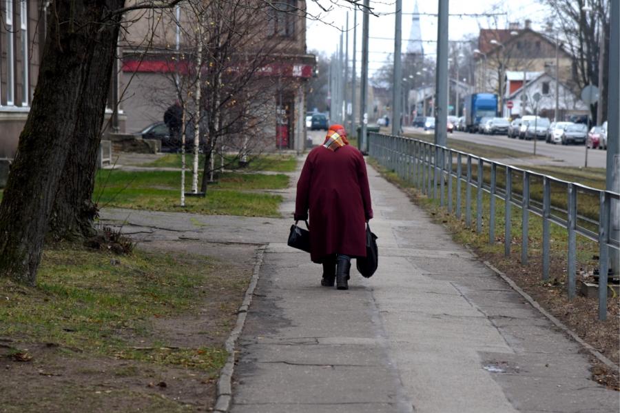 Latvijas iedzīvotājus regulāri pārņem bezcerība un bezspēcība