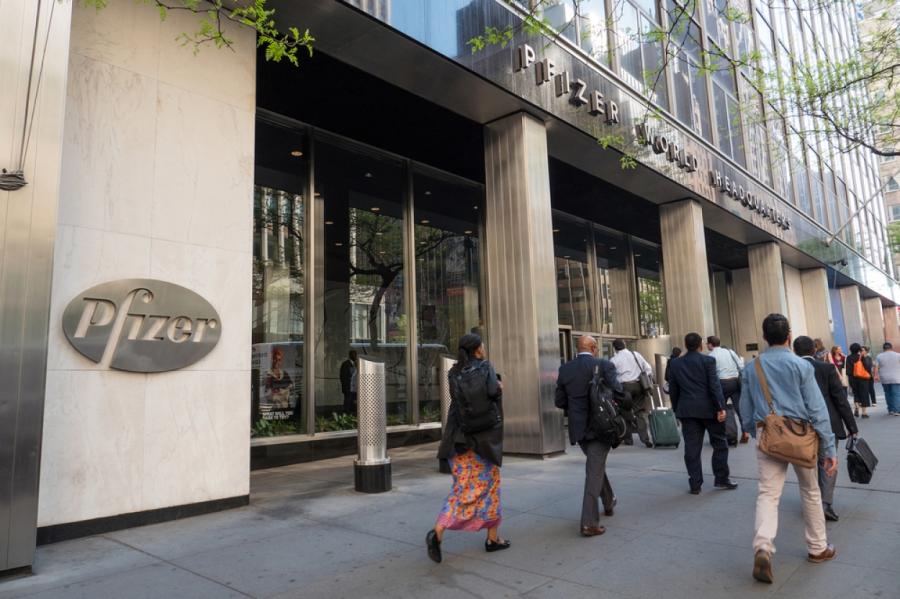 "Pfizer", "BioNTech" un "Moderna" ik sekundi nopelna 1000 dolāru