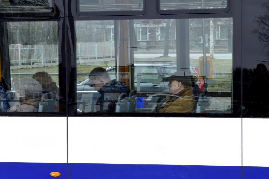 Masku nēsāšanu sabiedriskajā transportā varētu atcelt no 15.maija