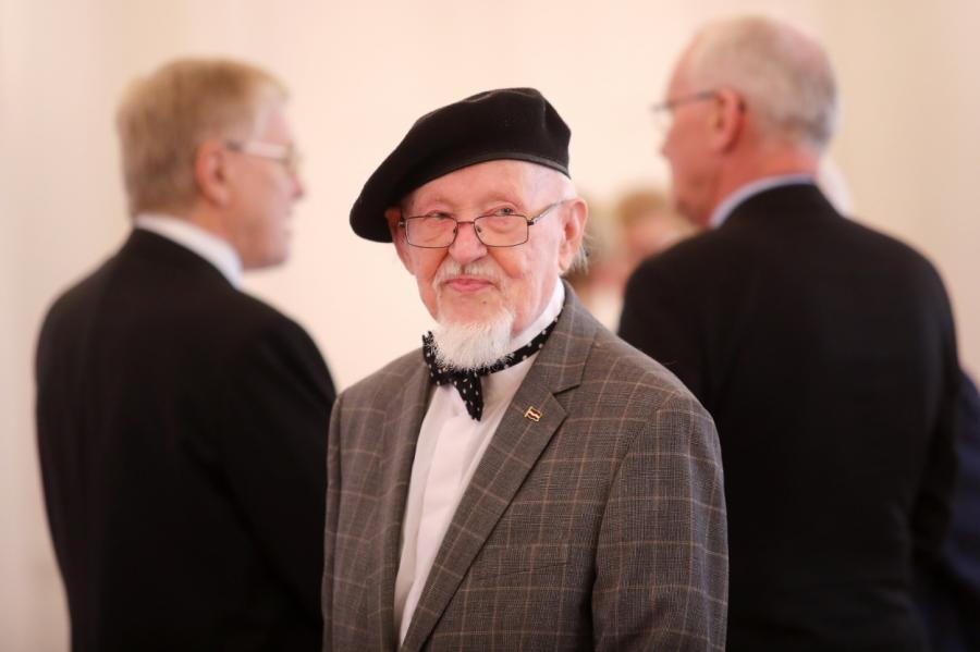 Mūžībā devies latviešu dzejnieks, atdzejotājs un publicists Knuts Skujenieks