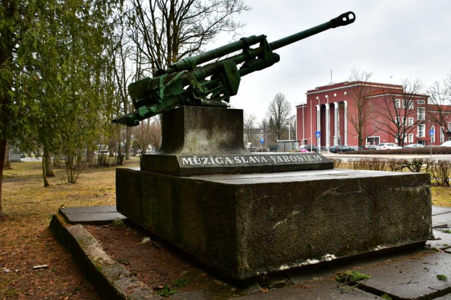Izbeigta krimināllieta par lielgabala aizvākšanu no padomju memoriāla Jēkabpilī
