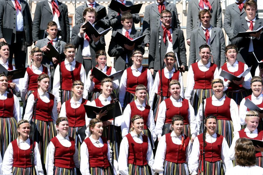 Pieprasa papildu brīvdienas dziesmu un dēju svētku dalībniekiem