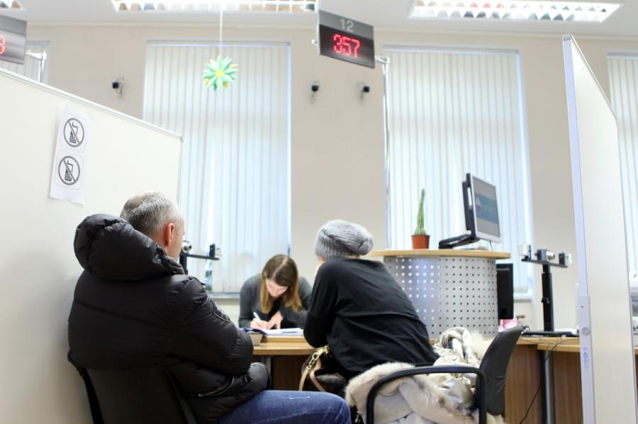 Jāgaida garās rindās salā! Aicina uzlabot PMLP pakalpojumu pieejamību