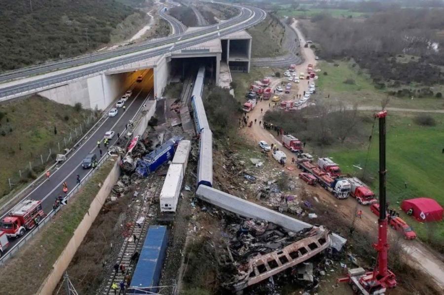 Vilcienu sadursmē Grieķijā bojāgājušo skaits pieaudzis līdz 43 cilvēkiem