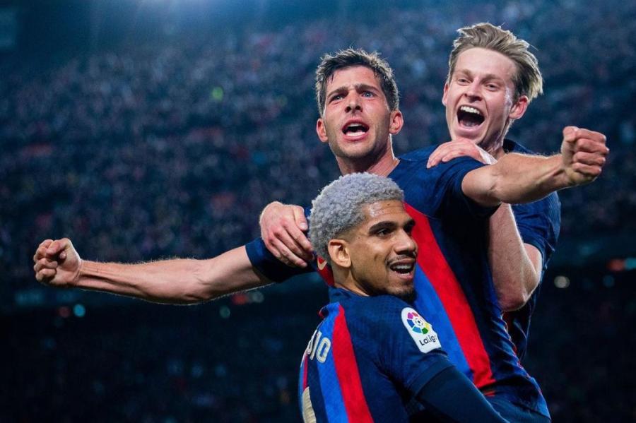 «Barcelona» Spānijas futbola klasikā pārspēj «Real» (video)