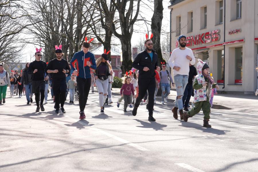 Siguldā turpinās tradicionālais Šūpoļu festivāls un tirdziņš