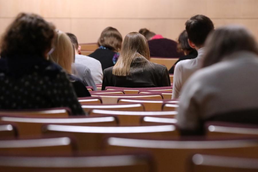 Sesijas pirmā nedēļa noslēdzas ar augstākā līmeņa eksāmenu sociālajās zinātnēs