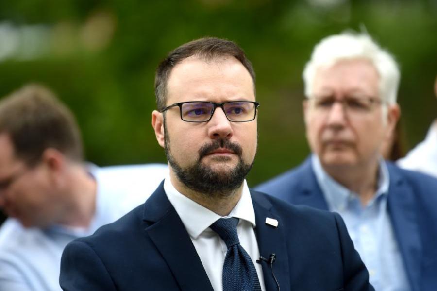 Briškens uzteic visus trīs Valsts prezidenta amata kandidātus...