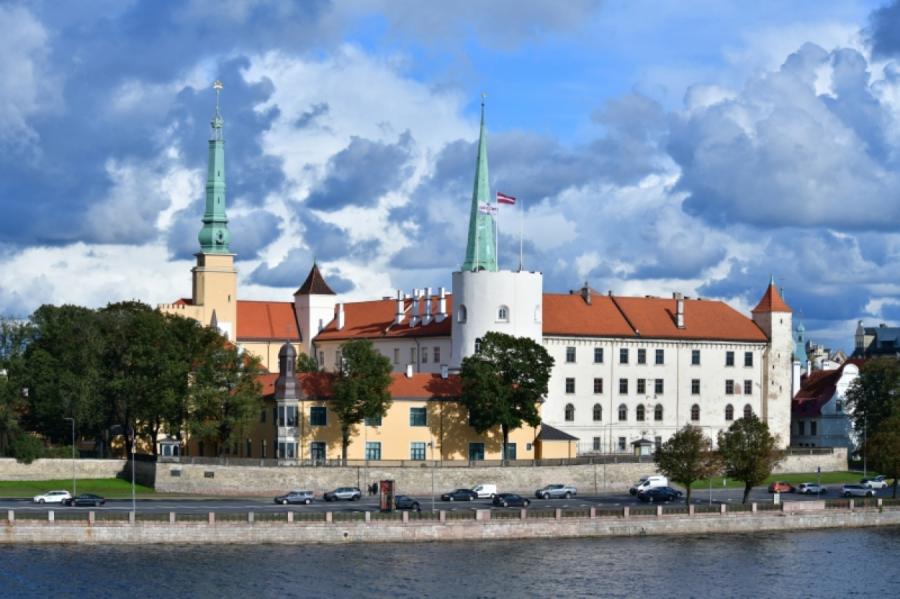 Savāc teju 13 000 parakstu pret bijušo prezidentu uzturēšanas par valsts naudu