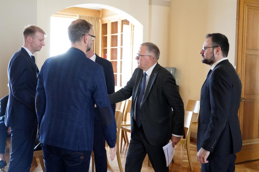 Opozīcija piekrīt gandrīz visam