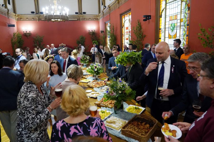 Arī deputātiem alus garšo: Jāņu ielīgošanas pasākums Saeimā (foto)