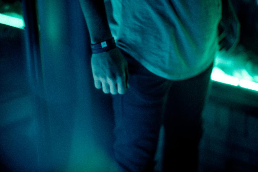 Lielbritānija apsver elektronisko aproču izmantošanu imigrantu kontrolei