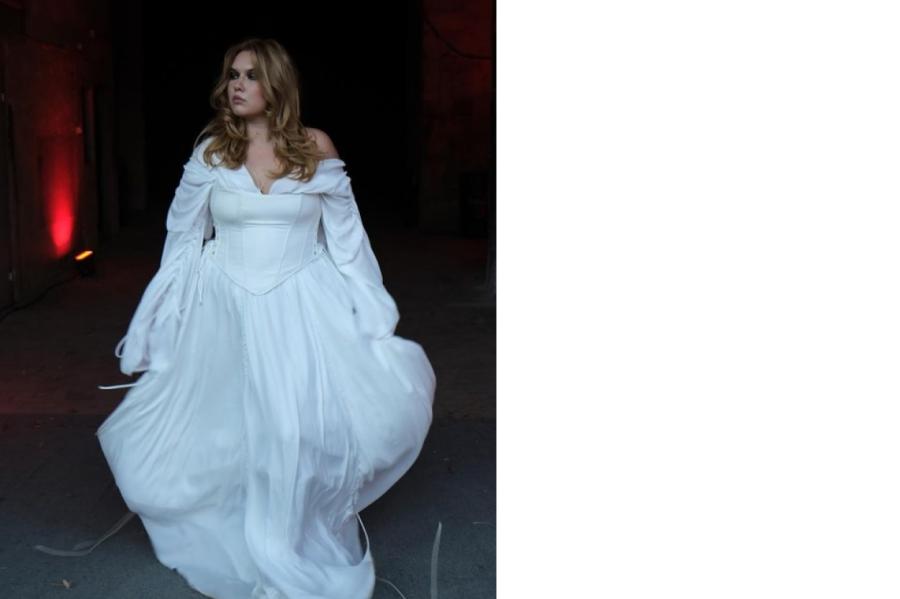 Skandalozais mākslinieks Kristians Brekte prezentēja erotiskus plus-size modeles