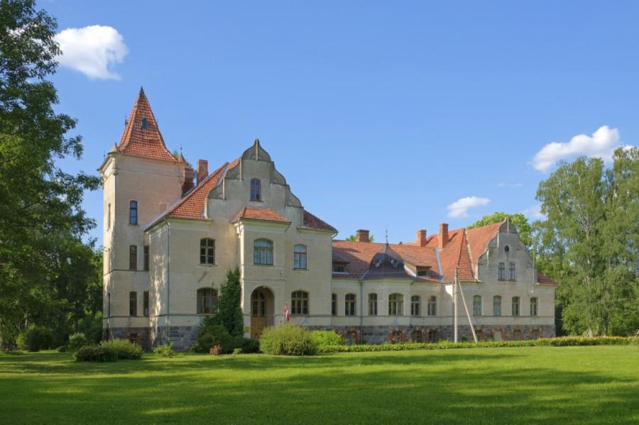 Smiltenes novada iedzīvotāji iebilst pašvaldības iecerei pārdot Mēru muižu