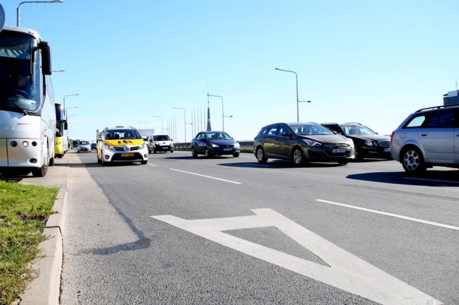 Rīgā sāk aktīvāk kontrolēt neatļautu braukšanu pa sabiedriskā transporta joslu