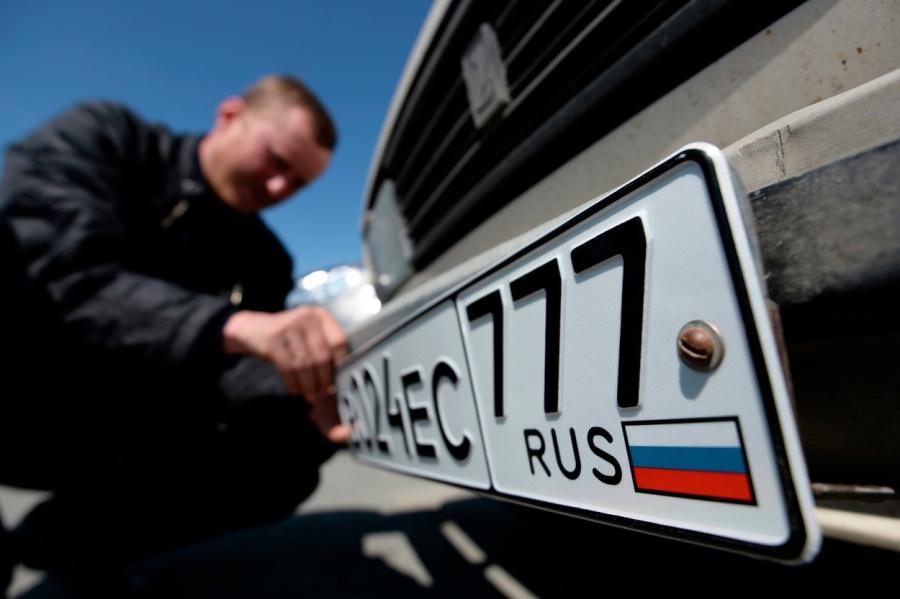 Automobiļi ar Krievijas numura zīmēm Igaunijā jāpārreģistrē pusgada laikā