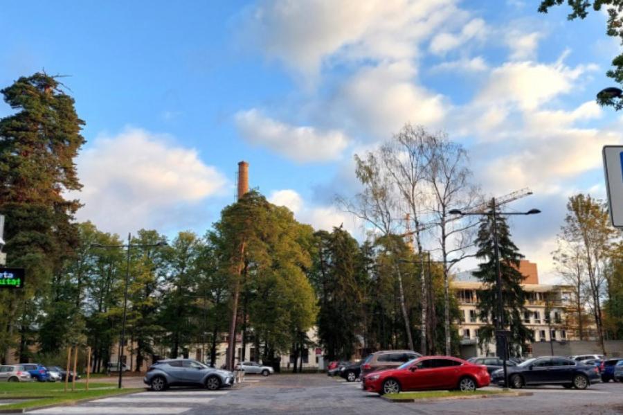 Bērnu slimnīcas teritorijā izbūvēts auto stāvlaukums ar 140 vietām (+SHĒMA)