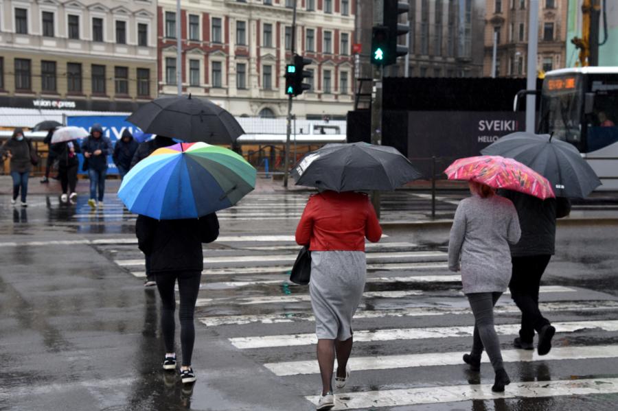 Trešdien visā Latvijā palaikam līs, iespējams pērkona negaiss
