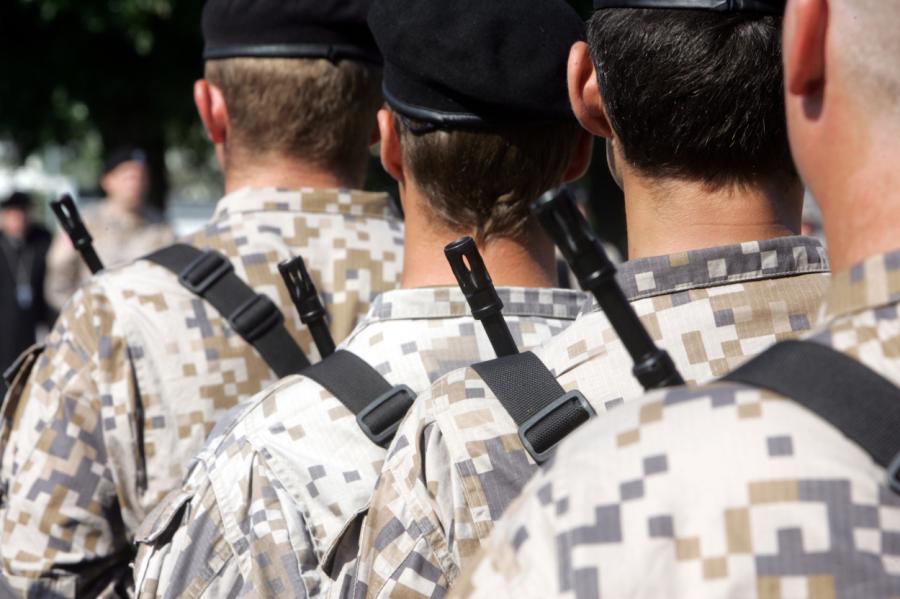 Aizliegums karavīram būt par politiskās partijas biedru atbilst Satversmei