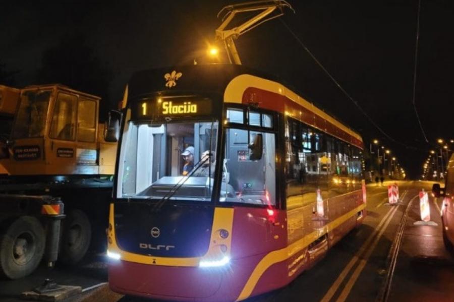 Daugavpilī izgatavots pirmais jaunais tramvajs pārcelts no rūpnīcas uz sliedēm