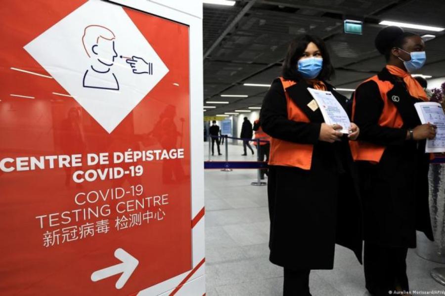 Turpinās Covid-19 gadījumu skaita pieaugums. Cilvēki biežāk ar nokļūst slimnīcā