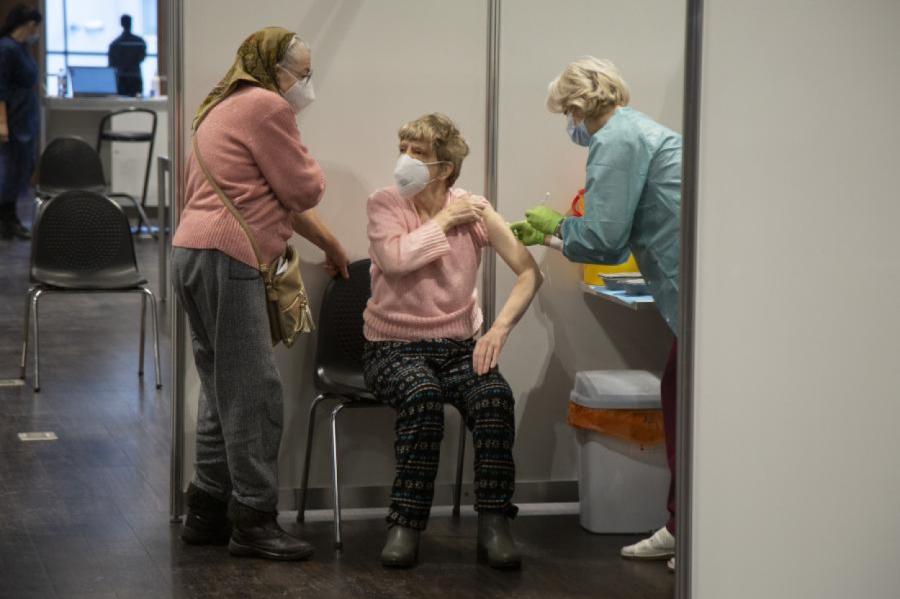Riska grupās esošos aicina vakcinēties pret gripu un Covid-19