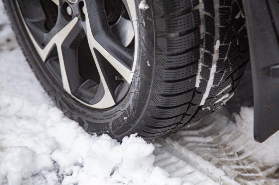 Kurzemē par neatbilstošām riepām tehniskās apskates uzlīmes atņemtas 30 auto