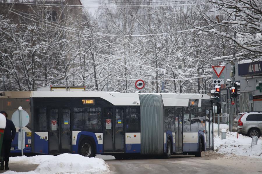 Rīgas dome skaidro, kāpēc nav ieviestas puteņa biļetes