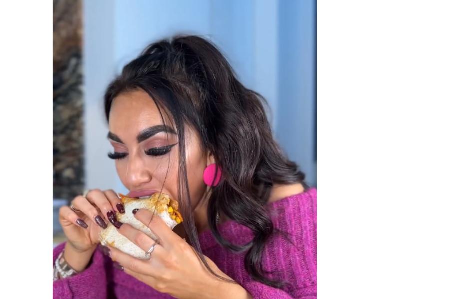 Negaidīts dīvas ēdiens: Elīna Didrihsone mājās gatavo kebabus (+VIDEO)