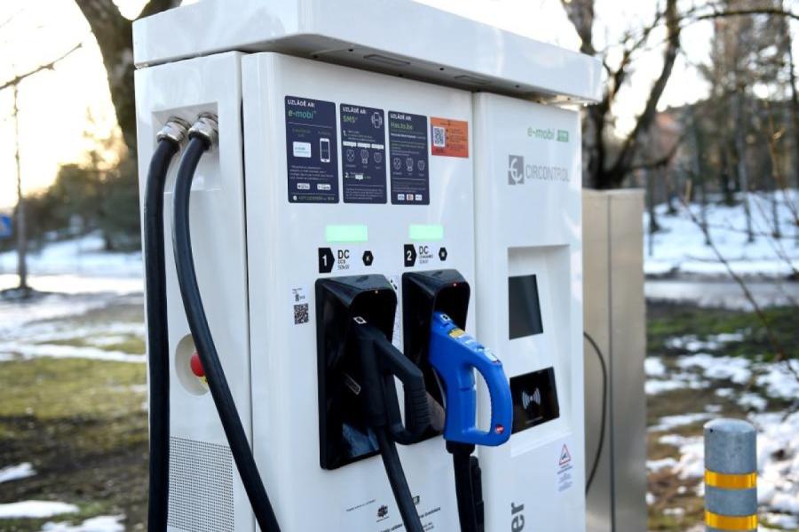 RNP piedāvā klientiem pie savām ēkām ierīkot elektroauto uzlādes stacijas