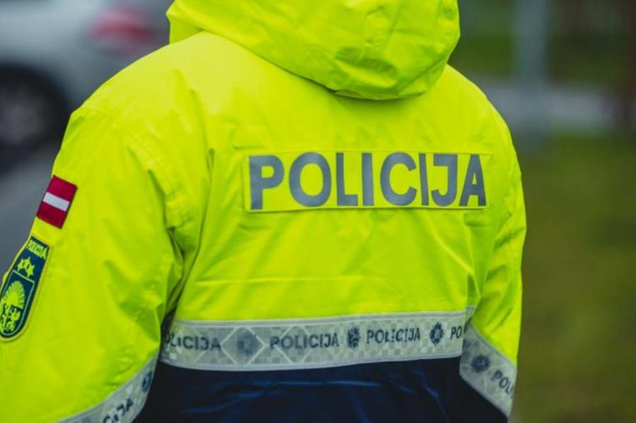 Ķekavā jauniešu grupa maskās ielaužas dzīvoklī un aplaupa vienaudzi