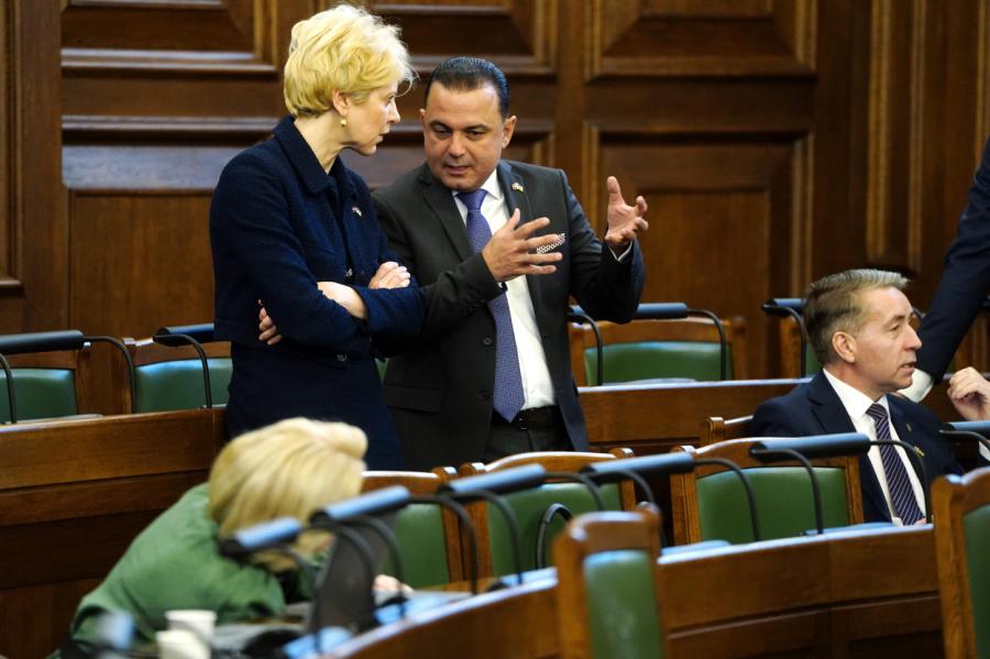 Deputāti plāno «izsaukt uz paklāja» veselības ministru