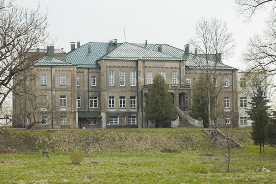 Priekules bērni vēlas pilī saglabāt unikālo skolu (+VIDEO)