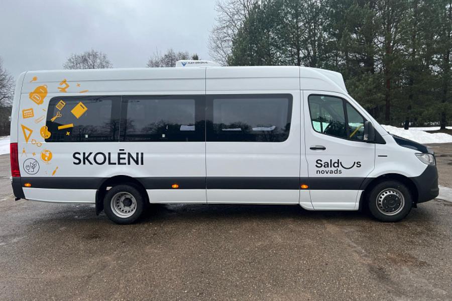 Saldū skolēnus pārvadās ar elektrobusu (+VIDEO)