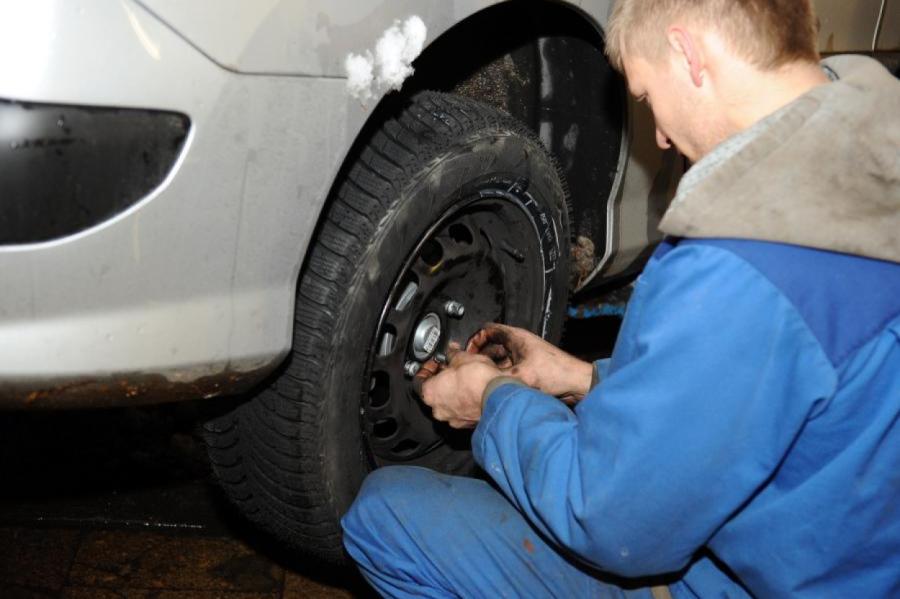 Policija aicina nesteigties ar ziemas riepu nomaiņu
