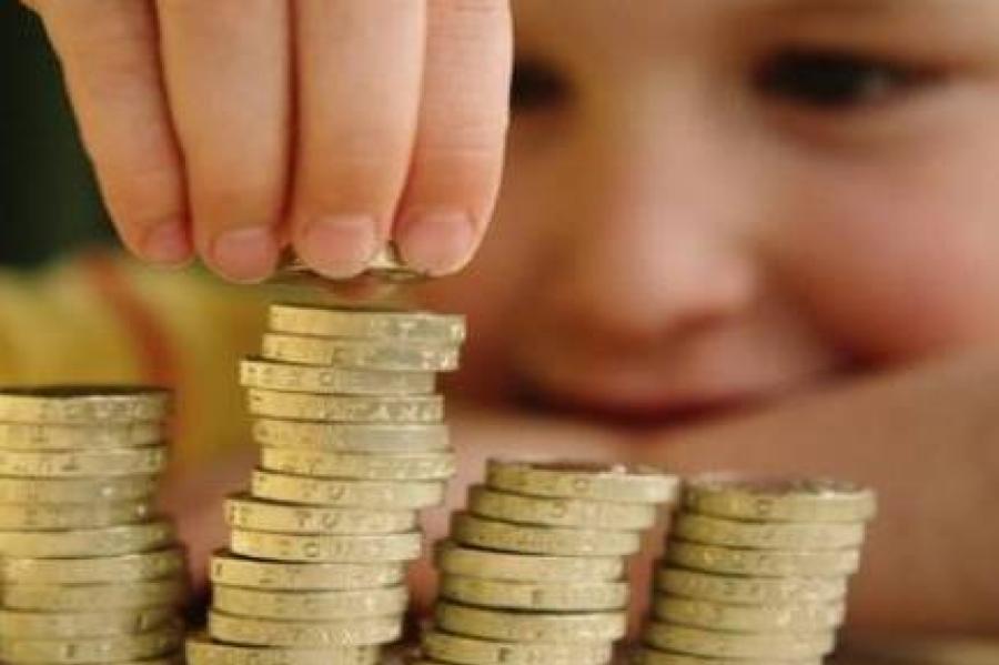 Latvijas vecāki vēlas saņemt bērnu pabalstus un vienlaikus strādāt (+VIDEO)