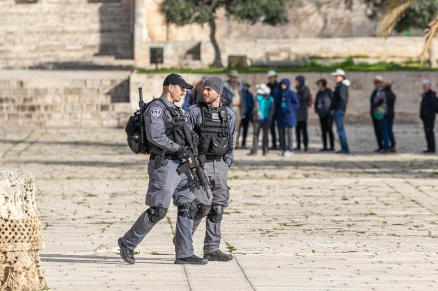 Izraēlā policija nošauj uzbrucēju, kurš autoostā sadūris divus cilvēkus
