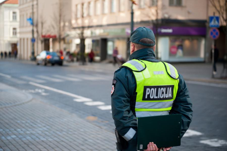 Viļņā Krievijas vēstniecība apmētāta ar Molotova kokteiļiem