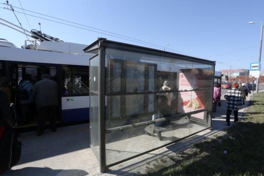 Rīgas pašvaldība izsludinājusi iepirkumu pieturvietu nojumju iegādei