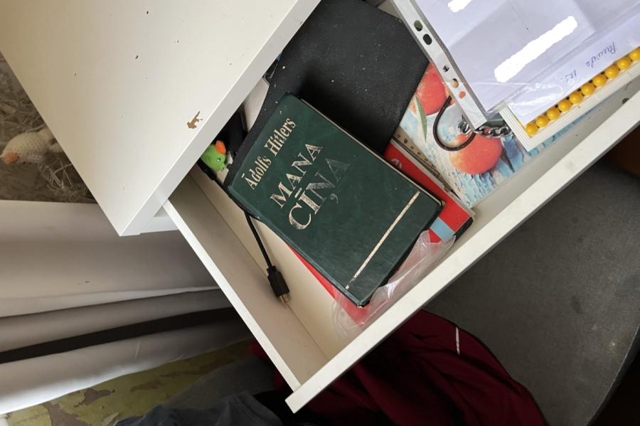 Apcietina policijas aizturētos skinhedus - neonacistus