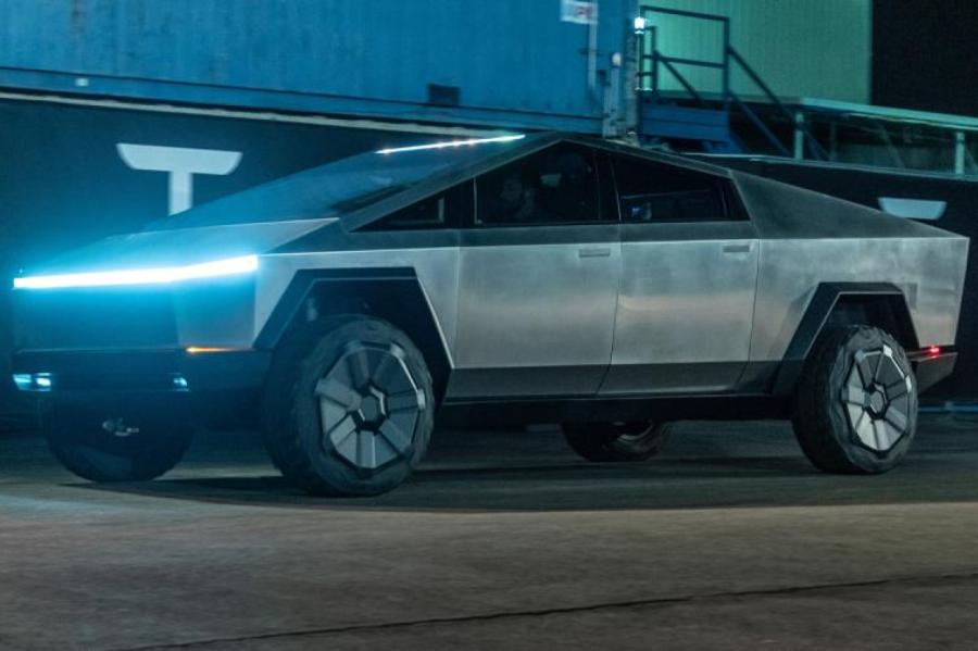 «Tesla» atsauc visus klientiem piegādātos «Cybertruck»